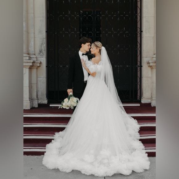 Elegant White Wedding Dress - www.ice4pros.com.br